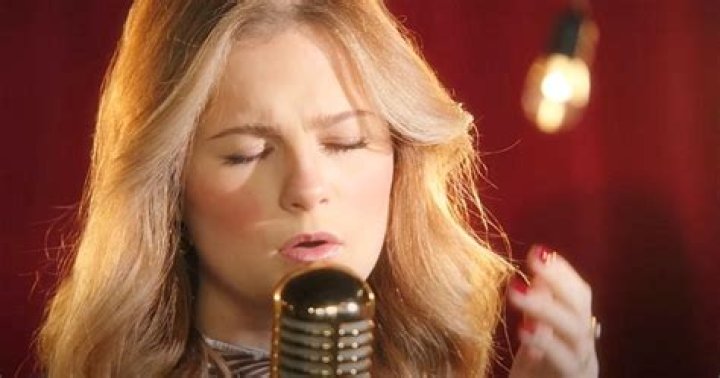 The Renowned Vocalist: Gloria Grey's Captivating Voice