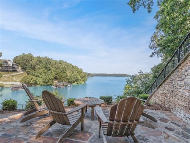 Unbeatable Luxury Lakefront Properties With Stunning Views
